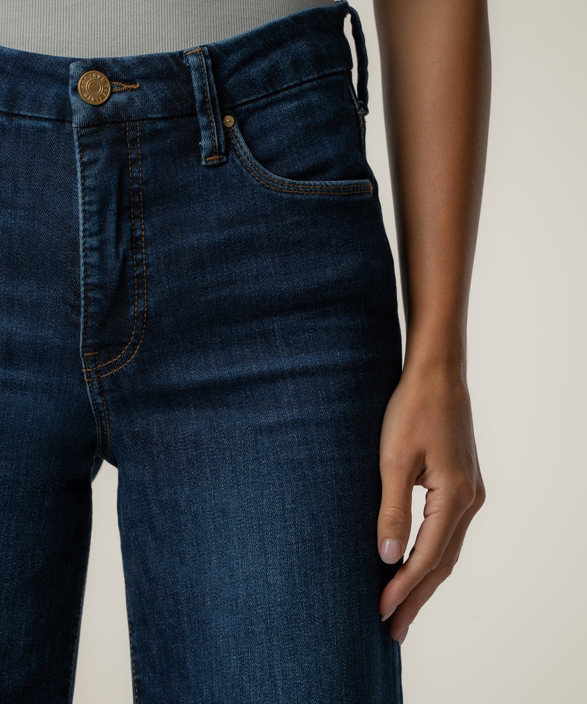 Meg Wide Leg Jeans in Innoxious