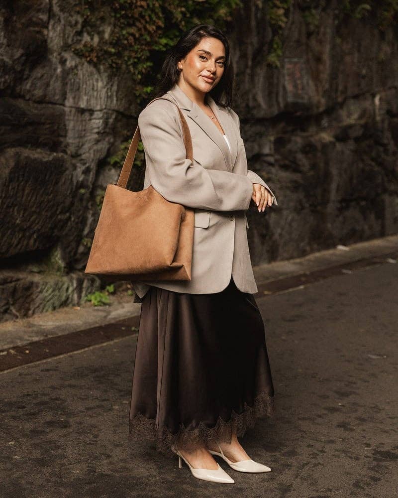 Peyton Shoulder Bag in Suede Honey