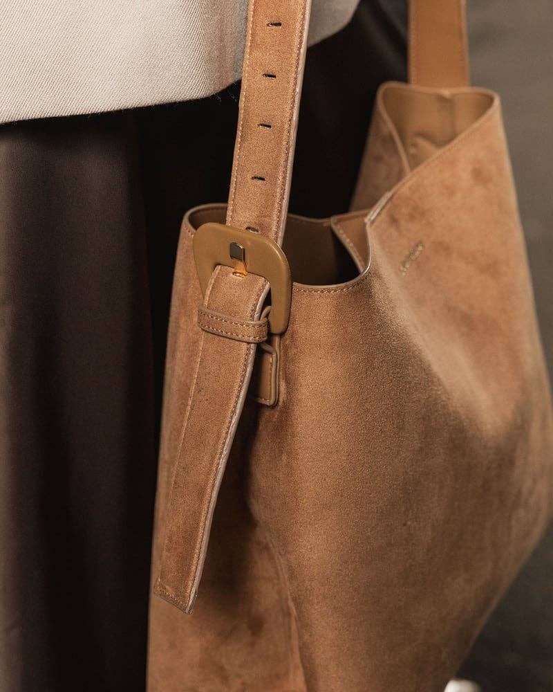 Peyton Shoulder Bag in Suede Honey