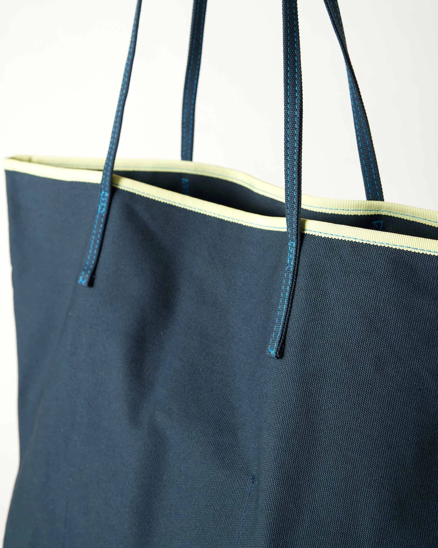 Le Canvas Tote in Navy